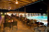Η πισίνα τπου ξενοδοχείου με το Pool-Bar
