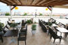 Το ξενοδοχείο με την καφετέρια ,λίγα μέτρα απο την αμμουδιά του Vrachos beach