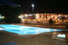 Photo by night with the swiming pool and the Pool Bar of the Hotel apart.