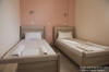 Το Δέυτερο ξεχωριστό δωμάτιο του Διαμερίσματος με 2 μονά κρεβάτια και θέα θάλασσα